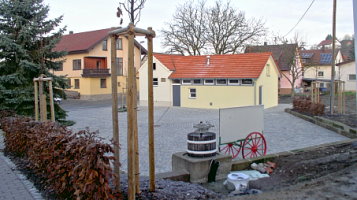 Der neue Dorfplatz an der Stelle des Haus Nr. 12 in Verrenberg; 2006