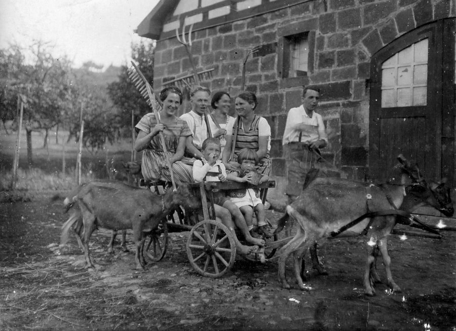 Familie Martin vor der Verrenberger Kelter