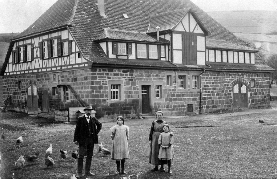 Familie Martin vor der Verrenberger Kelter