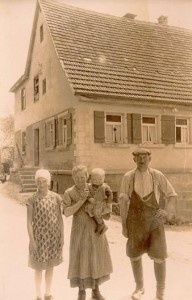 Familie Johann Heinle vor Haus 54 in Verrenberg